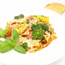 Pasta primavera with garlic bread